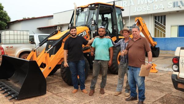 Nova retroescavadeira fortalece o desenvolvimento de Ananás, no Bico do Papagaio 
