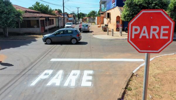 Novas lombadas e sinalizações horizontal e vertical são instaladas em vários bairros da cidade de Araguaína