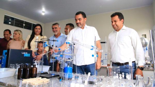 “O futuro do nosso Estado está aqui”, diz Amélio Cayres durante inauguração de colégio em Itaguatins