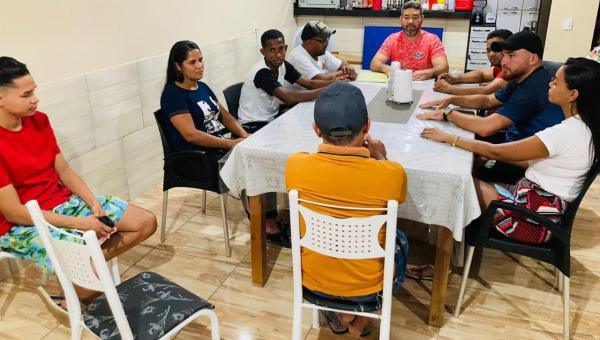 O time de Ananás Invictus Futsal faz reunião com a diretoria para planejar retorno das atividades.