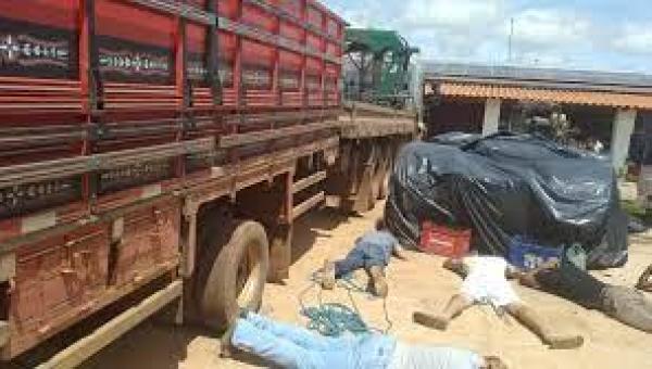 Oito pessoas são presas pela polícia desmanchando caminhão roubado 