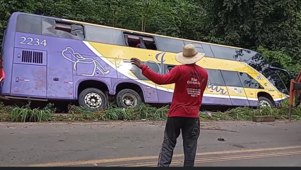 Ônibus da Jarlentur sofre acidente na BR-153 e deixa 45 passageiros com ferimentos leves