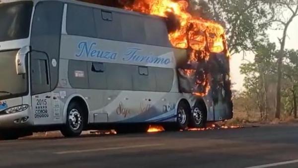 Ônibus de empresa de Araguaína pega fogo e fica destruído na BR-153