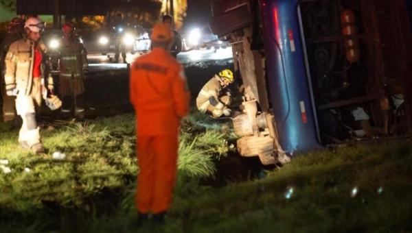 Seis passageiros morrem em acidente com ônibus irregular na BR-070