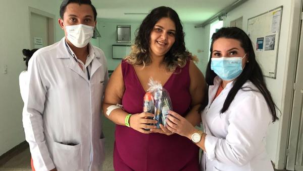 Pacientes e acompanhantes do HRA recebem kits de higiene