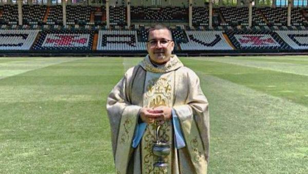 Padre que benzeu São Januário viraliza e recebe Pix após vitória do Vasco
