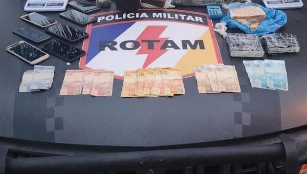 Pai e filho escondiam drogas em terreno baldio próximo à sua casa, polícia descobre e dupla acaba presa 