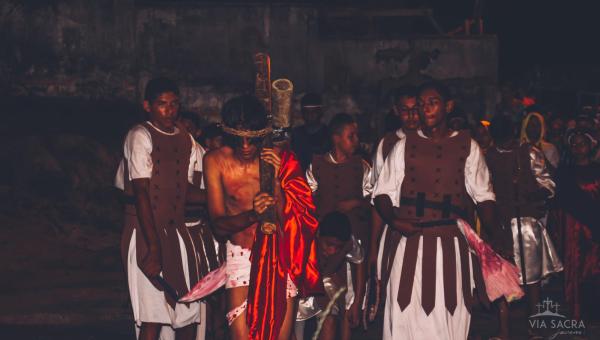 Paixão de Cristo é celebrada por jovens católicos em Xambioá 