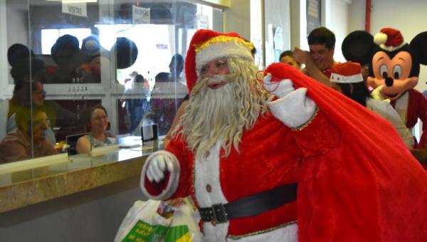 Papai Noel entrega presentes no Hospital Geral de Palmas