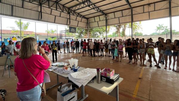 Para comemorar o Dia da Criança escola de Guaraí inova resgatando brinquedos e brincadeiras antigas 