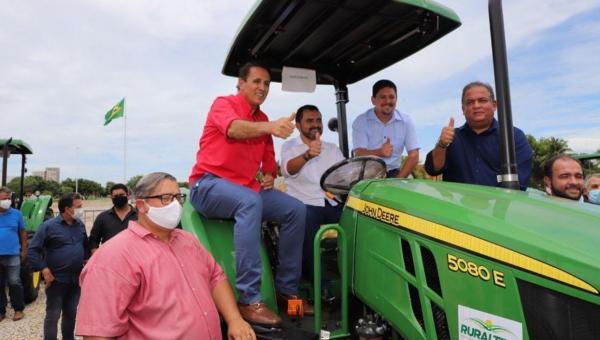 Parceria Gomes e Gaguim garante maquinas agrícolas para municípios do Tocantins