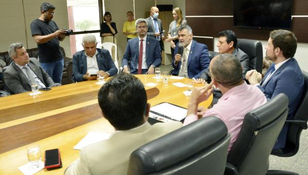 Parlamentares apresentam a líderes sindicais minuta com propostas para aposentadoria