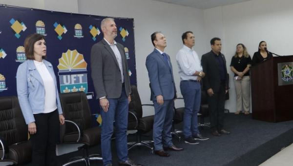 Pequeno grupo de alunos protestam contra Bolsonaro e Ministro da Educação em Palmas . 