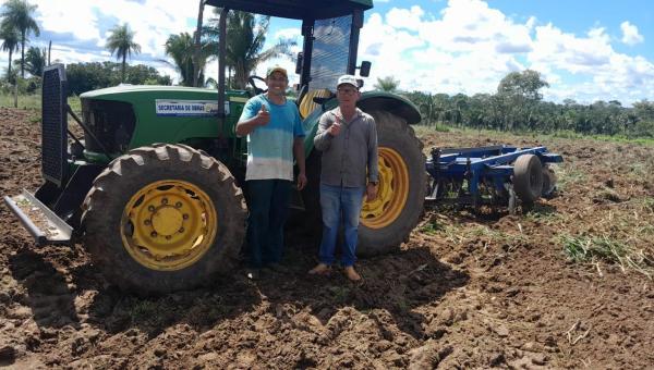 Pequenos produtores rurais são beneficiados com serviços de gradeio de terrenos em Ananás