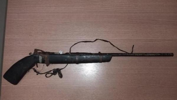 PM prende homem por agressão e porte ilegal de arma de fogo em Santa Fé do Araguaia
