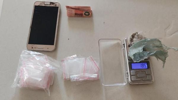 Polícia Militar prende um homem e apreende um menor infrator por tráfico de drogas em Tocantinópolis