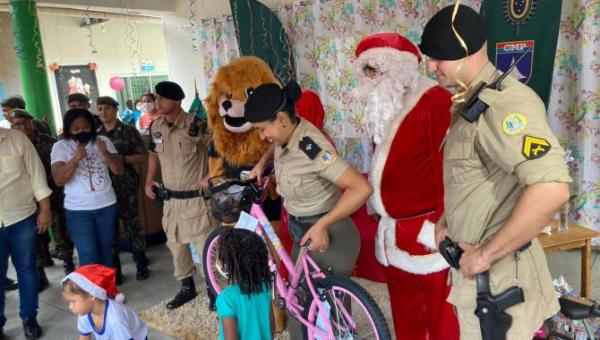 Polícia Militar realiza entrega de brinquedos a crianças de escolas públicas 