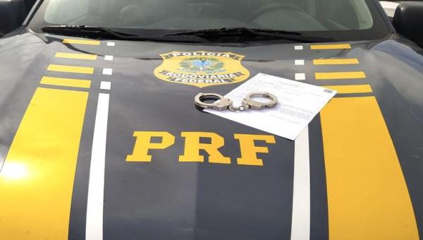 Polícia Rodoviária Federal prende foragido por lesão corporal qualificada, durante abordagem a ônibus, na BR-153, em Guaraí