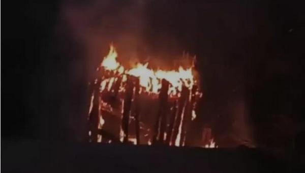 Ponte de madeira é incendiada entre Guaraí e Tupiratins