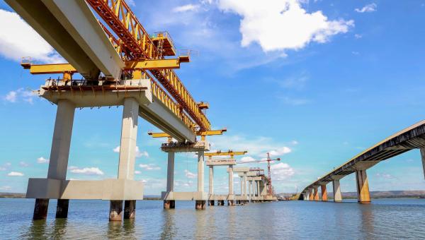 Ponte de Porto Nacional com lançamento de vigas e finaliza mais de 65% da maior obra de infraestrutrura em andamento no Estado