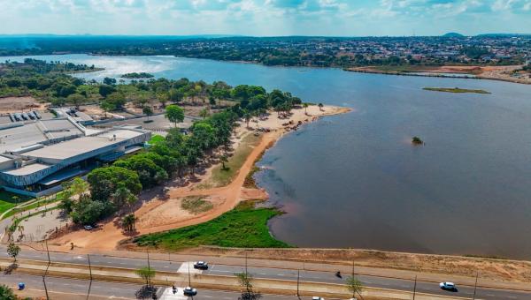 Prainha da Via Lago permanece própria para banho após chuvas, mas Prefeitura orienta evitar entrar na água até que turbidez diminua