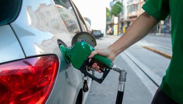 Preço da gasolina volta a subir na véspera das eleições 