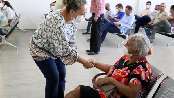 Prefeita Josi Nunes participa de entrega de próteses dentárias no CEO de Gurupi