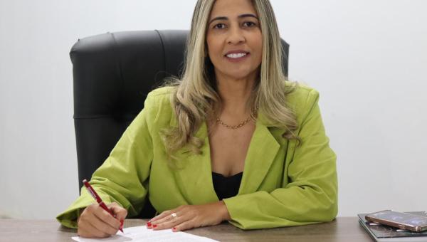 Prefeita Patrícia Evelin assina ordem de Serviço para início da construção de uma Praça em Xambioá 