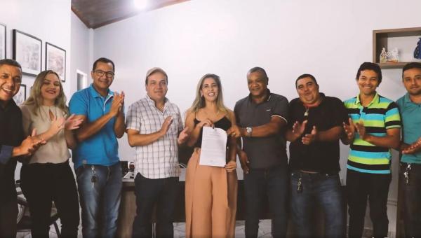 Prefeita Patrícia Evelin assina ordem de serviços para recuperação de ruas em Xambioá