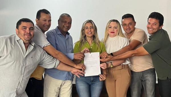 Prefeita Patrícia Evelin assina ordens de serviços para pavimentação de mais ruas em Xambioá