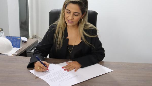 Prefeita Patrícia Evelin dá início a pavimentação de mais ruas em Xambioá 