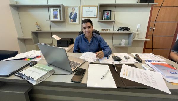 Prefeito Alberto Moreira aguarda parecer do Tribunal de Contas do Estado sobre reajuste de professores 