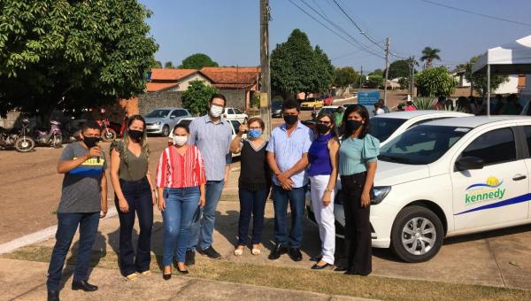 Prefeito Batista Cavalcante entrega veículos para comunidade em Presidente Kennedy