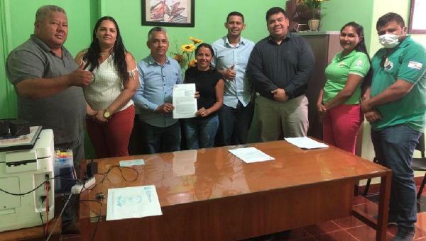 Prefeito Cleofan assina contrato de repasse de recursos da Caixa Econômica Federal para pavimentação do Setor Vila Chico