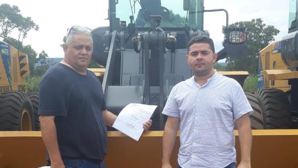 Prefeito de Arapoema recebe maquinário agrícola para apoiar homem do campo