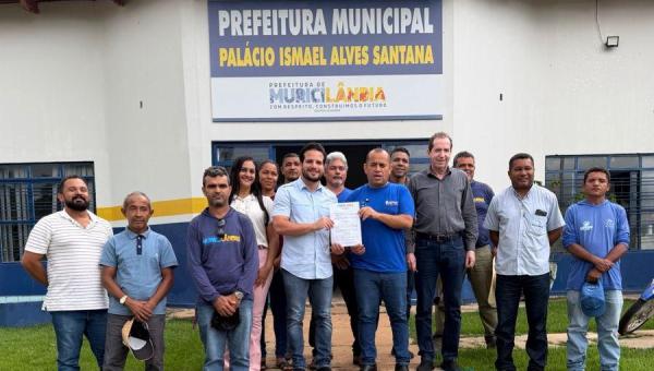 Prefeito de Muricilândia, João Victor, recebe proposta de PCCR para Servidores Municipais