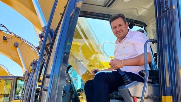 Prefeito Djalma Júnior recebe em Palmas uma escavadeira hidráulica para Wanderlândia