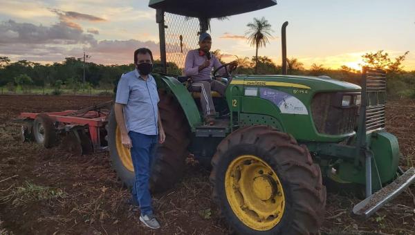 Prefeito Franciel acompanha serviços realizados pela prefeitura para agricultores em Babaçulândia