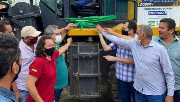Prefeito Franciel de Brito entrega maquinário à comunidade em Babaçulândia
