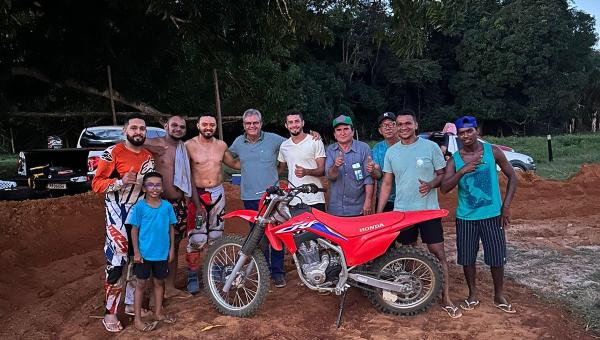 Prefeito Valdemar entrega pista de motocross para amantes do esporte em Ananás 