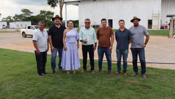 Prefeito Valdemar Nepomoceno, empresários,investidores e autoridades visitam as obras de instalação do frigorífico em Ananás 