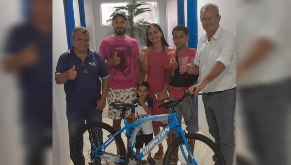 Prefeito Valdemar Nepomoceno entrega bicicleta, adquirida em parceria com o Deputado Fabion Gomes, à jovem Ananaense