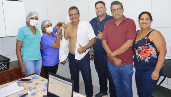 Prefeito Valdemar Nepomoceno inaugura mais uma sala de vacina em Ananás