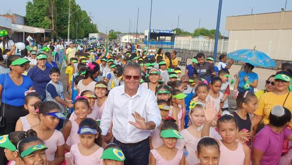 Prefeito Valdemar Nepomoceno prestigia desfile cívico em alusão ao Dia da Independência em Ananás 