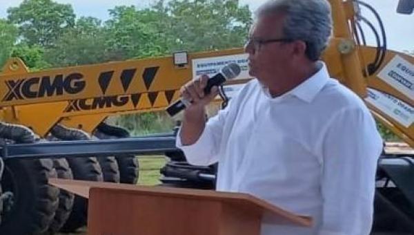 Prefeito Valdemar Nepomoceno recebe maquinário em Palmas