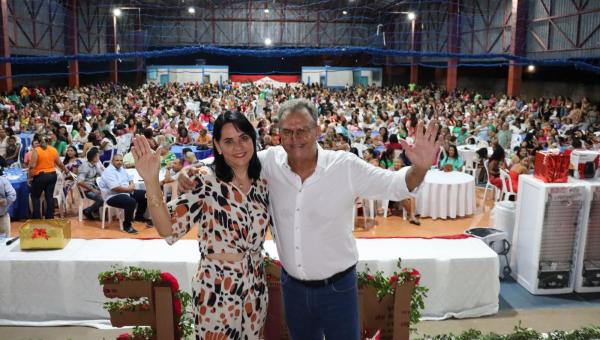 Prefeito Valdemar Nepomuceno homenageia mães com Show de Prêmios em Ananás 
