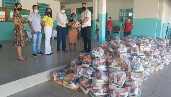 Prefeitura de Ananás, através da secretaria de educação, entrega mais de 1200 kits de alimentação para todos os alunos da rede municipal de educação.
