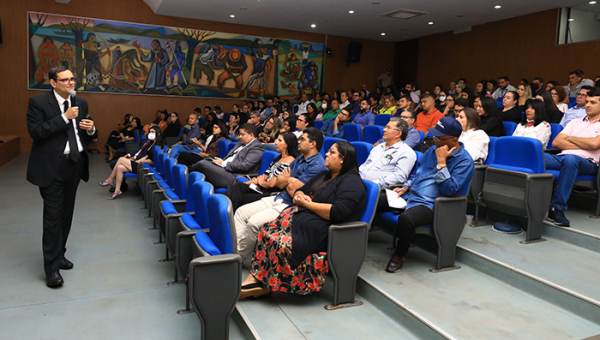 Prefeitura de Ananás envia servidores para participar de capacitação sobre contratos públicos em Palmas