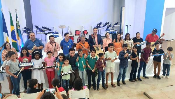 Prefeitura de Ananás realiza entrega de instrumentos musicais para jovens músicos do município