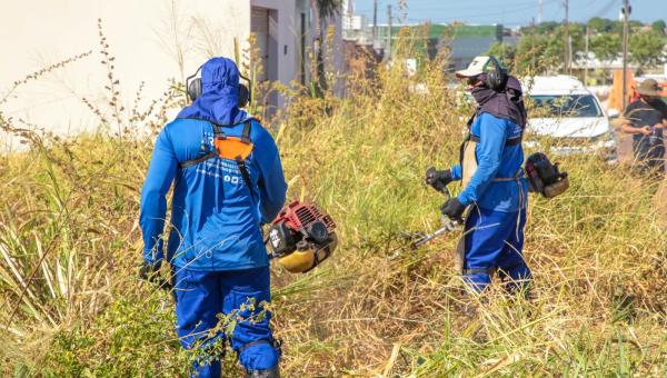 Prefeitura de Araguaína intensifica limpeza de lotes baldios para prevenir queimadas e garantir mais segurança durante a estiagem